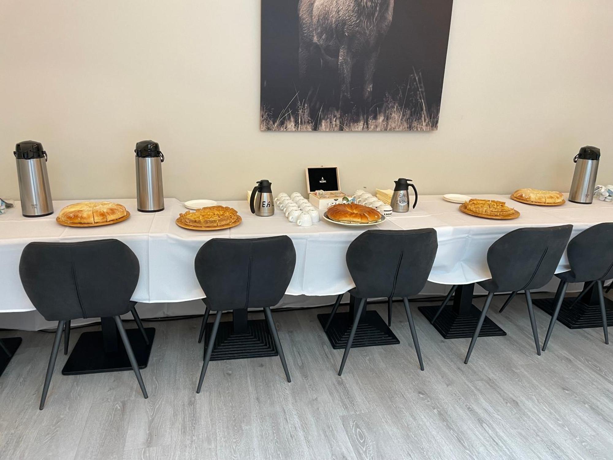 Hotel Le Grand Cerf Carignan Zewnętrze zdjęcie